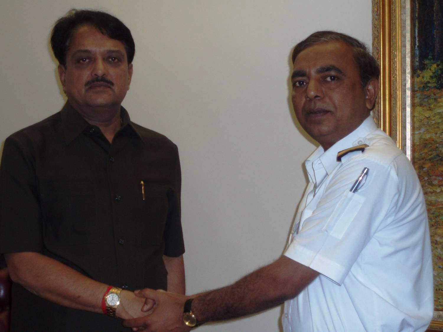 Former Chief Minister Late Shri Vilasrao Deshmukh being greeted by Capt A.D Manek