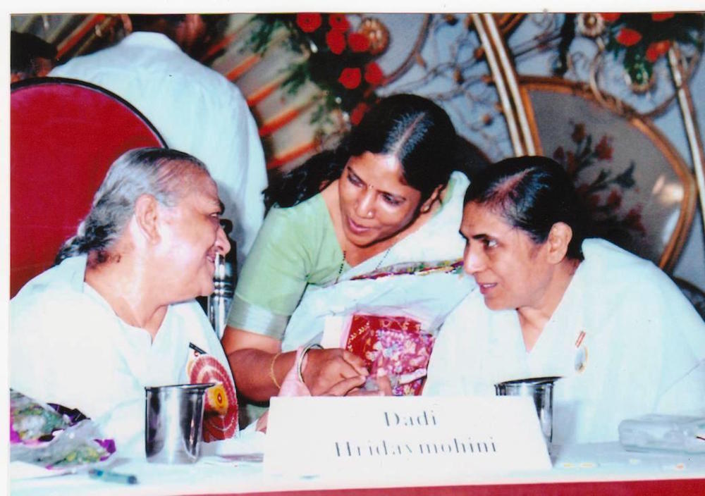 Mrs Kumud Manek, Adminstrator of Sklyine Aviation Club in conversation with Dadi Haridas Mohini - Chief
                  Brahmakumari - Mt. Abu 1st May 2004