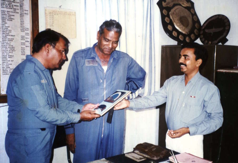 Capt Gupta Chief Gliding Instructor Devlali, Nashik being honoured by Capt A.D Manek in 1991